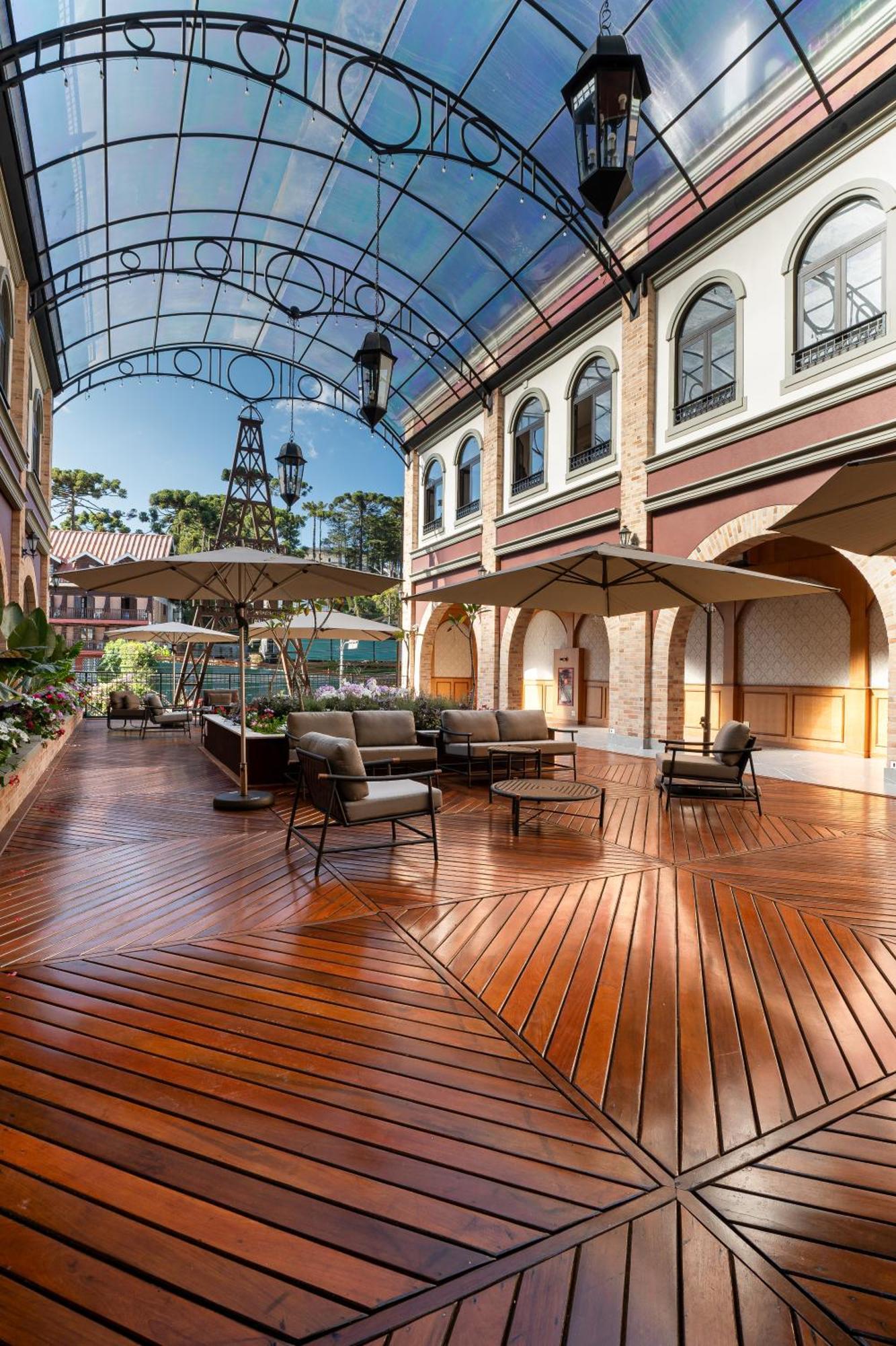 ホテル ポウサダ ルイ XV Campos do Jordão エクステリア 写真 The hotel's courtyard