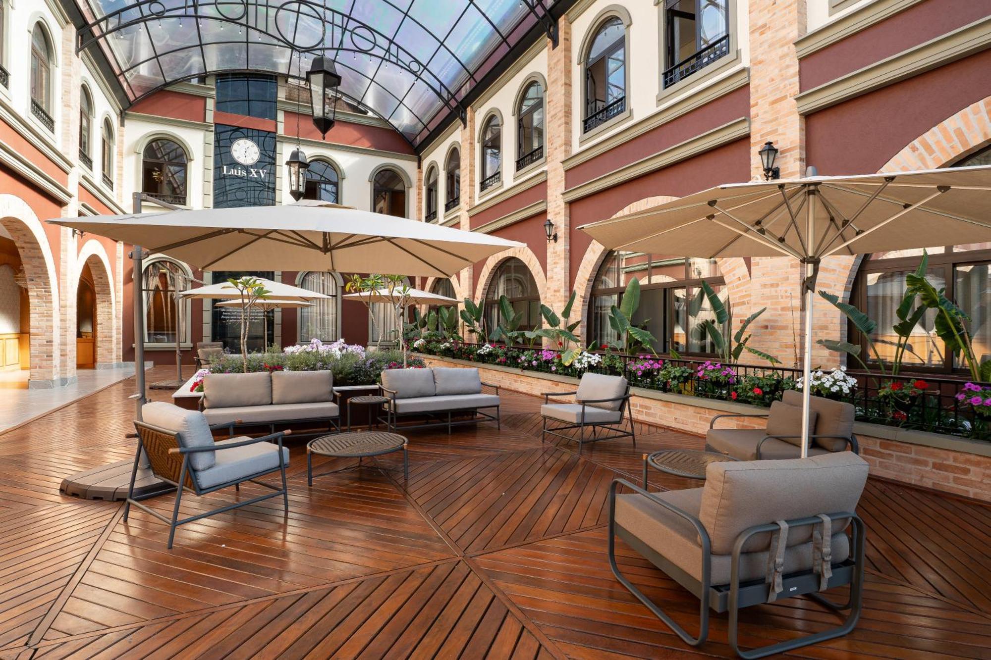 ホテル ポウサダ ルイ XV Campos do Jordão エクステリア 写真 The interior of the hotel