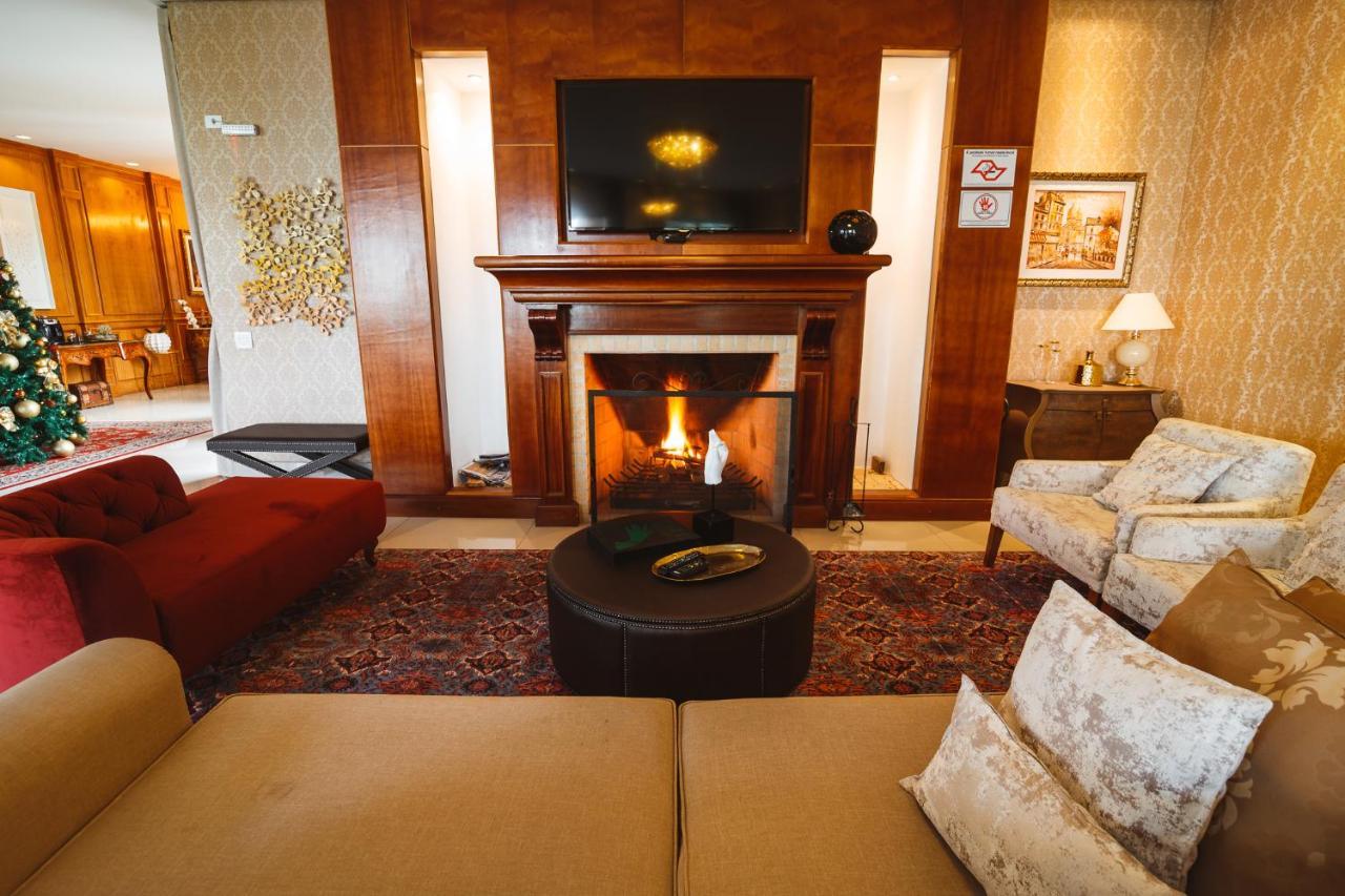 ホテル ポウサダ ルイ XV Campos do Jordão エクステリア 写真 A living room with a fireplace